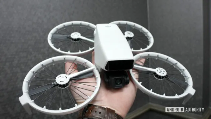 DJI最新款无人机DJI Flip折叠起来几乎难以辨认